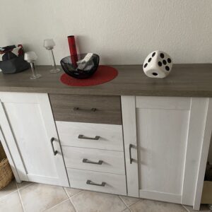 Esstisch und Anrichte