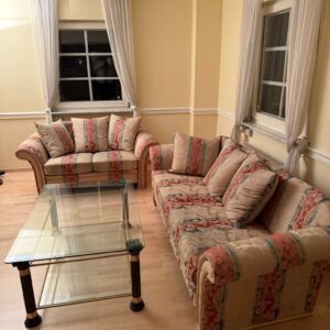 Stilvoller Glastisch mit Metallakzenten