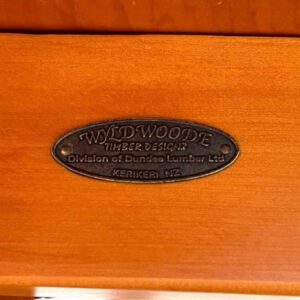 Massiver Esstisch aus Kauri-Holz