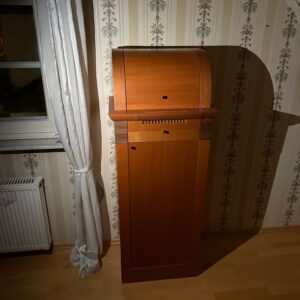 Diese hochwertige Kommode vereint stilvolles Design mit funktionaler Aufbewahrung. Gefertigt aus edlem Holz, überzeugt sie durch ihre warme Maserung und klare Linienführung. Die dezente Gestaltung mit feinen Details macht sie zu einem zeitlosen Möbelstück, das sich harmonisch in verschiedene Einrichtungsstile einfügt. Merkmale: ✅ Hochwertiges Material: Gefertigt aus robustem Holz mit einer glatten, langlebigen Oberfläche. ✅ Geräumiger Stauraum: Zwei große Türen und eine mittige Schubladenreihe bieten viel Platz für Geschirr, Besteck, Textilien oder persönliche Gegenstände. ✅ Zeitloses Design: Schlichte Eleganz mit feinen Holzdetails – perfekt für Wohnzimmer, Esszimmer oder den Flur. ✅ Praktische Handhabung: Kleine, dezente Griffe sorgen für eine einfache Bedienung der Schubladen und Türen. Diese stilvolle Kommode ist die ideale Kombination aus Ästhetik und Funktionalität. Ob als Sideboard im Essbereich oder als Aufbewahrungslösung im Wohnraum – sie bringt Ordnung und Eleganz in Ihr Zuhause!