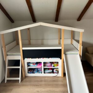 Kinderbett mit Dach, Rutsche, vorderen + seitlichen Stauraum, Tafel und Matratze