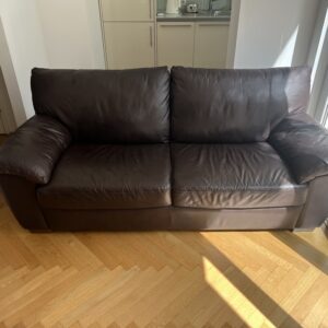 Zwei braune Ledersofas