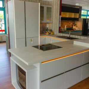 Grifflos-Küche „Porto“ U-Form moonlight grey Mattlack von Bauformat