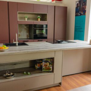 Musterküche: Moderne Inselküche mit Muldenlüfter-Kochfeld