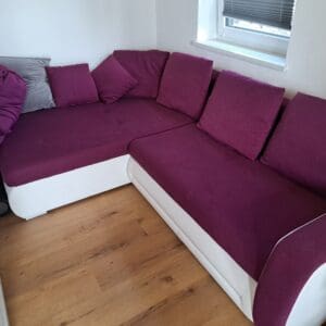 Lila weiße Couch mit Ausziehfunktion, Stauraum