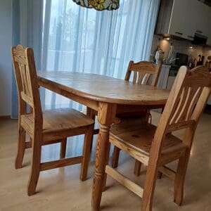Schickes Esstisch mit 4 Stühlen günstig zu vergeben!