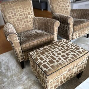 2x identische Sessel + Hocker
