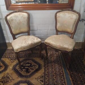 2 Stühle mit Lehne und 2 Stühle ohne Lehne