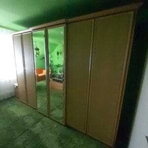 3-türiger Schwebetüren-Schrank mittig mit 2 Facettenspiegel