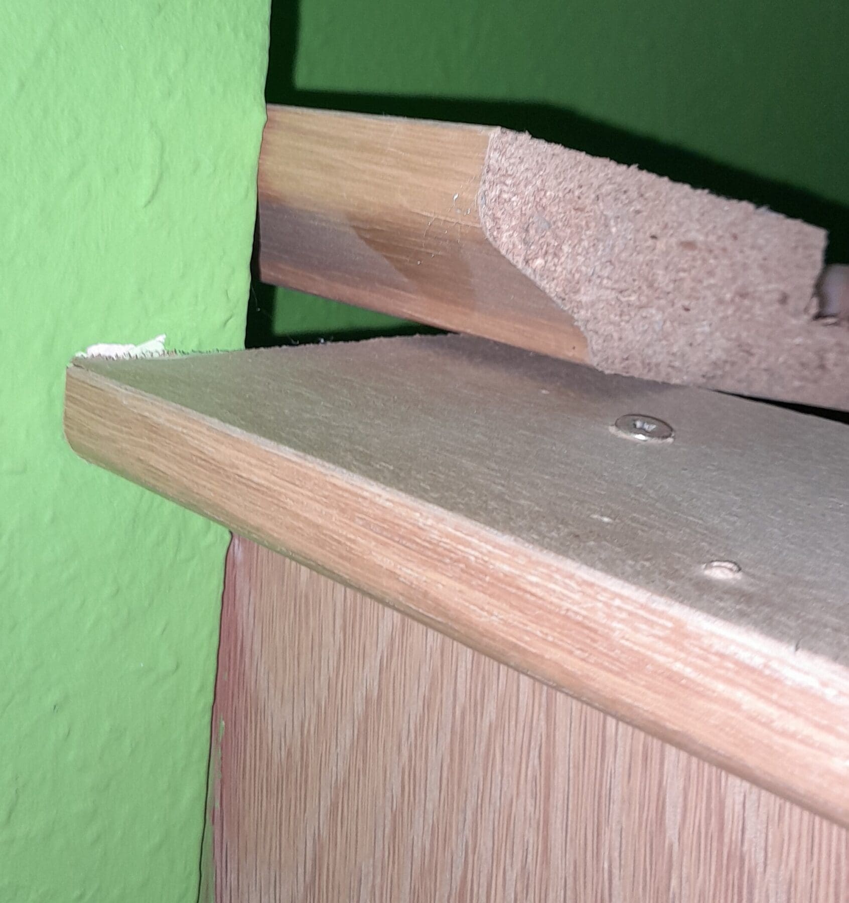 Abgesetztes Aufsatzprofil hinten oben links