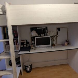 Hochbett mit integriertem Schreibtisch
