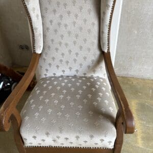 Sessel mit Lehne mit leichten Gebrauchsspuren