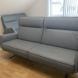 Comfort 3-Sitzer – Elektrisches Relaxsofa in der Farbe Rustika Sky und 2,5 Sitzer – Feste Ausführung in der Farbe Rustika Sky (Neupreis 7.399,- €)