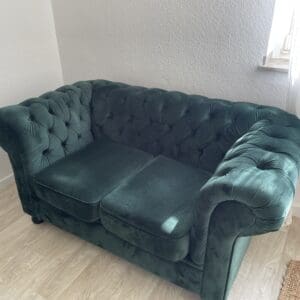 Zwei grüne Chesterfield Sofas