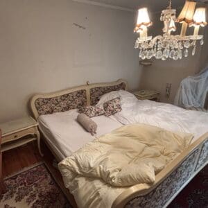 Bett mit 2 Nachttischen