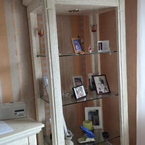 Regal mit Glasböden aus Muschelkalk