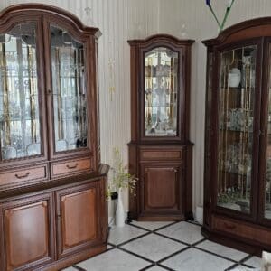 Merano Nussbaum Eckvitrine