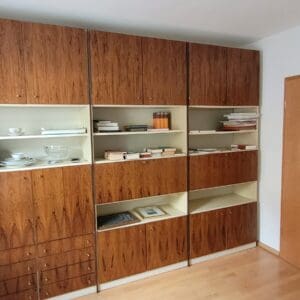 Markante Mid Century Style Schrankwand mit Fernseh- und Barfach