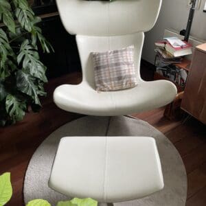 Imola Sessel und Fuß-Hocker, schneeweißes Salto-Leder