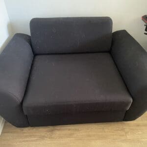 Schwarzes ausklappbares Schlafsofa