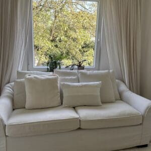 Beiges Sofa mit Kissen