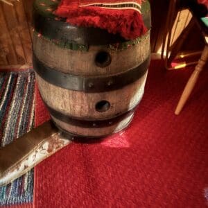 zwei Eichenholzsitzfässer