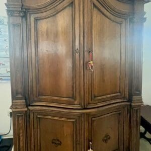 Schrank massiv Nussbaum