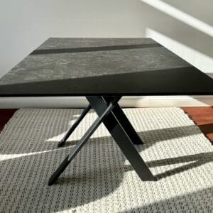 Moderner Tisch mit Glas-Keramikplatte