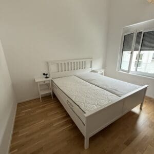 Bett inklusive Matratzen und Nachttischschrönke