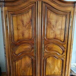 Wunderschöner, massiver Nussbaumholz-Schrank im klassischen Stil