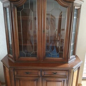 Eleganter Vitrinenschrank aus Massivholz
