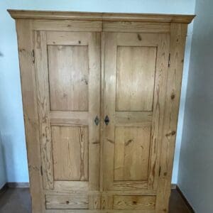 Antiker Holzschrank