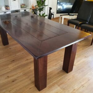 Edler Kloster-Esstisch aus dunkler Eiche (Vollholz), Top Zustand, keine Gebrauchsspuren aus Platzgründen zu verkaufen. Der Tisch ist antik gearbeitet mit geschmackvoller, feiner Maserung, 2,0 x 1,0 x 0,77 Meter. 990 Euro inkl. 6 Stühle. Kontakt: 0176-10305700