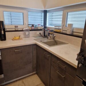 Die Küche ist mit folgenden Geräten ausgestattet: integrierten Waschmaschine, Backofen, Herd und einer Dunstabzugshaube.