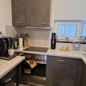 Die Küche ist mit folgenden Geräten ausgestattet: integrierten Waschmaschine, Backofen, Herd und einer Dunstabzugshaube.