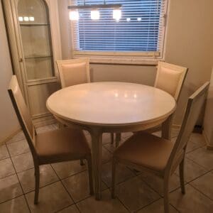 Essgruppe und Eckvitrine der Marke Selva