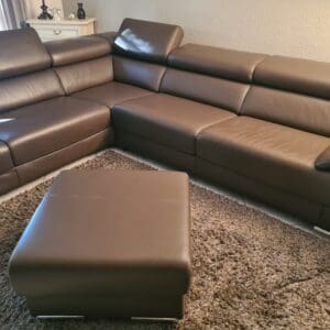 Eckledersofa mit Hocker