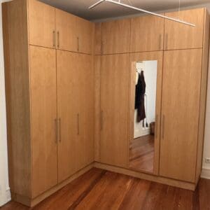 Eckkleiderschrank mit Spiegel