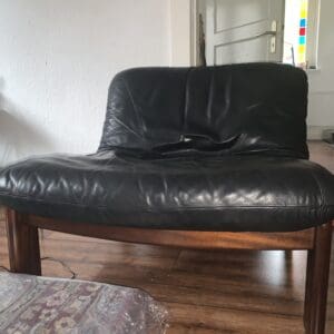 LoungeSessel, Nussbaum Körper-Schwarzes Leder Polster