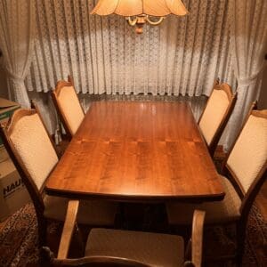 Esstisch mit 4 Stühlen