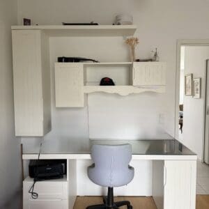 Schreibtisch mit Schränken