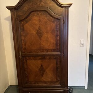 Antiker Kleiderschrank
