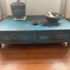 Antiker Wohnzimmertisch aus Indien in Azurblau