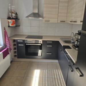 Einbauküche mit elektrischen Geräten