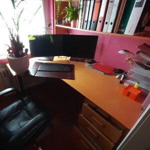 Schreibtisch mit Aufsatzregal aus Buche Multiplex + Drehstuhl