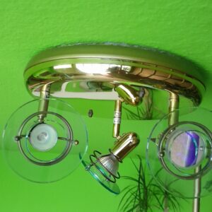 1 St. Deckenleuchte mit 3 Strahler, Metall weiß 1 St. 3-er Deckenstrahler in Metall „Goldoptik“ 1 St. Wandstrahler in Metall „Goldoptik“ 1 St. Deckenleuchte in Metall-, Glasoptik 1 St 3-flammige Deckenhängeleuchte in Metall-, Glasoptik