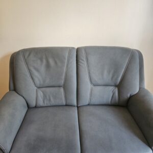 2-Sitzer Sofa mit Hocker