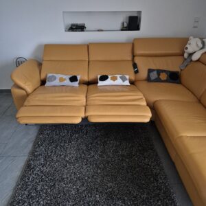 Longlife-Ledersofa mit 2 elektr. Ralexstühlen in curry