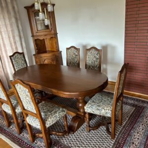 Esszimmermöbel aus massiver Eiche, Tischlerarbeit Stilmöbel Kunsttischlerei