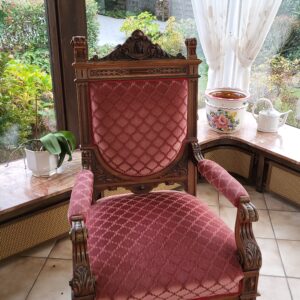 Barocksessel und Standuhr